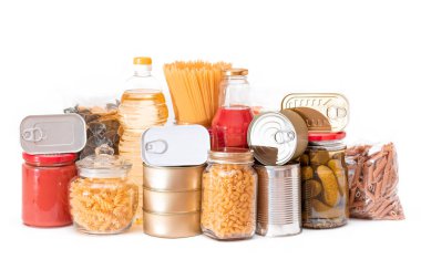 Gıda rezervleri: Konserve yiyecek, spagetti, domates suyu, makarna ve market - beyaz arka planda izole edilmiş. Kriz anında acil durum gıda deposu. Stratejik Gıda Kaynakları - İzolasyon
