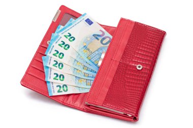 Beyaz arka planda izole edilmiş 20 Euro 'luk banknotla Kırmızı Kadın Cüzdanı' nı açtı. Zenginliği, başarıyı, alışveriş ve sosyal statüyü sembolize eden Bir Cüzdan dolusu para - izolasyon