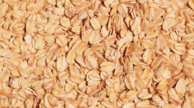 Yulaf Gevreği Arkaplanı Sola Dönüyor - Üst Görünüm Dağıtılmış Kuru Yulaf Gevreği. Sağlıklı Kahvaltı ve Beslenme Malzemeleri