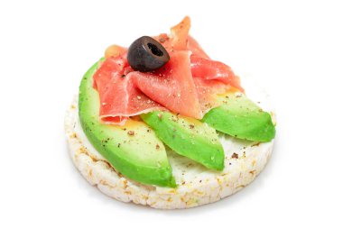 Taze Avokado, Jamon ve Zeytinli Pirinçli Sandviç. Kolay Kahvaltı 'da. Diyet yemek. Hızlı ve sağlıklı sandviçler. Lezzetli dolgulu kızarmış ekmek. Sağlıklı Beslenme Atıştırması - İzolasyon