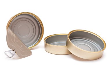 Üç adet boş teneke kutu beyaz arka planda izole edildi. Temiz kullanılmış alüminyum teneke kutular, izolasyon. Çözünmeyen İnorganik Atık