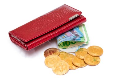 Farklı Euro banknotları ve Bitcoin paraları olan Kırmızı Deri Kadın Cüzdanı - Beyaz Arkaplanda izole edilmiş. Avrupa Birliği Kâğıt Parası Dolu Bir Cüzdan Zenginliği ve Başarıyı Sembolize Ediyor - Tecrit