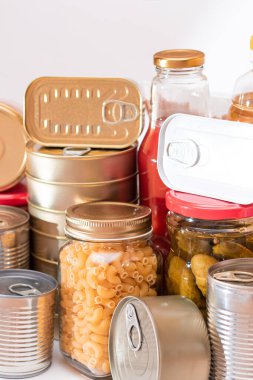 Gıda rezervleri: Konserve yiyecek, spagetti, börek, ton balığı, domates suyu, makarna, balık ve market. Kriz anında acil durum gıda deposu. Stratejik Gıda Malzemeleri