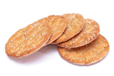 Beyaz arka planda izole edilmiş bir yığın yuvarlak tuzlu kraker. Kuru Çerezler - İzolasyon