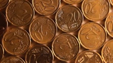 20 Euro Cent Bozukluğu, Dönen Para Arkaplanı - Top View. Euro Para Birimi. Bir sürü 20 Cent Cash. Altın Avrupailer. İş, Para ve Tasarruf Konsepti - Yavaş Dönüşüm Sola