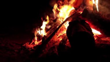 Karanlık Orman 'da Gece Ateşi Yanıyor - Yavaş Hareket. Gece vakti Alevli Kamp Ateşi. Şenlik Ateşi için yer. Ateş Çukuru, Ateş Altında Orman, Uçan Kıvılcımlar ve Duman - Statik Atış