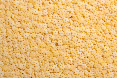 Pişmemiş Stelline Makarna: Gurme Aşçılığı İçin Canlı ve Dokulu Bir Arkaplan Oluşturan Stelline Makarna Mutfağı. Kuru makarna. Raw Macaroni - Top View, Düz Yat