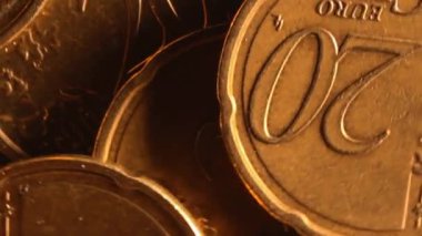 20 Euro Cent Bozukluğu, Dönen Para Arkaplanı - Top View, Macro. Euro Para Birimi. Bir sürü 20 Cent Cash. Altın Avrupailer. İş, Finans ve Para Tasarruf Konsepti - Dönüşüm Sola
