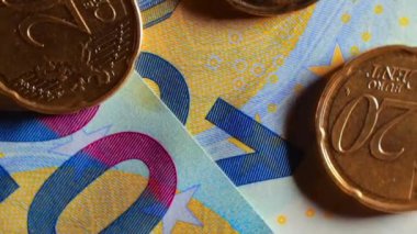 20 Euro Cent Bozukluğu 20 Euro 'nun üzerinde - Top View, Macro. Euro Para Birimi. Mavi Kağıt Para. Bir sürü 20 Euro 'luk banknot. İş, Finans, Para ve Tasarruf Konsepti - Yavaş Dönüşüm Sağı