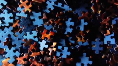 Saat Yönünde Dönen Renkli Bulmaca Parçalarının Arkaplanı - Üst Görünüm Tamamlanmamış Kırmızı ve Mavi Yapbozun Yapbozu Düşük Anahtar Işıklı - Sağa Çevirme