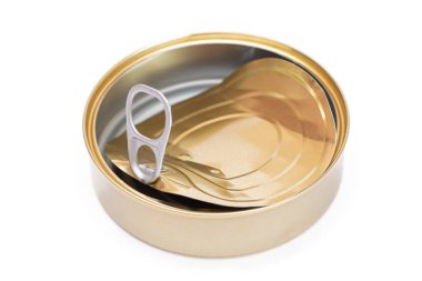 Kırık kapaklı boş teneke kutu beyaz arka planda izole edildi. Temiz kullanılmış alüminyum kutu izolasyon. Çözünmeyen İnorganik Atık