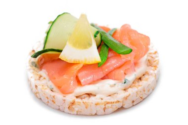 Taze somonlu Rice Cake Sandviçi, Limon ve Yeşillik. Beyaz arka planda izole edilmiş. Diyet yemek. Hızlı ve sağlıklı sandviçler. Taze dolgulu çıtır ekmek. Sağlıklı Beslenme Atıştırması