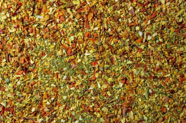 Canlı ve Renkli Sebze Baharat Karışımı: Aromatik Baharat Mutfağı Mutfağı Arkaplanlı Gurme Yemekleri. Taze bitkiler ve baharatların ahenkli kombinasyonu - Üst Görünüm