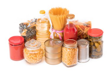 Gıda rezervleri: Konserve yiyecek, spagetti, domates suyu, makarna ve market - beyaz arka planda izole edilmiş. Kriz anında acil durum gıda deposu. Stratejik Gıda Kaynakları - İzolasyon