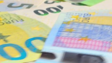 Avrupa Birliği parası: Değişik Euro banknotları. Avrupa para birimi. Renkli Kağıt Para. Bir sürü Euro Cash. Gelir, Gelir, Tasarruf ve Zenginlik Konsepti