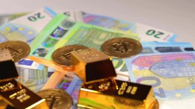 Değişik Euro Banknotları üzerinde Bitcoin bozuklukları olan Fine Gold Bar 'lar. Avrupa para birimi. Renkli Kağıt Para. Bir sürü Euro Cash. Gelir, Gelir, Kripto Para Birikim ve Zenginlik Konsepti
