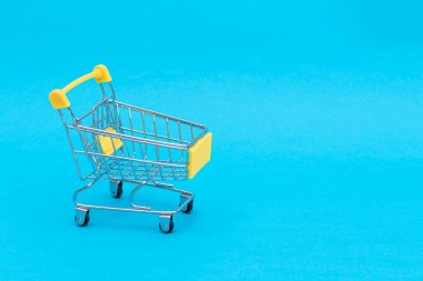 Mavi Arkaplanda Boş Sarı Alışveriş Arabası. Alışveriş, Ticaret ve Piyasa Konsepti