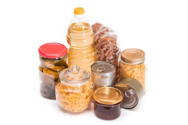 Yiyecek Rezervleri: Konserve Gıda, Spagetti, Pate, Tuna, Domates Suyu, Makarna, Balık ve Market. Kriz anında acil durum gıda deposu. Stratejik Gıda Kaynakları - İzolasyon