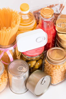 Gıda rezervleri: Konserve yiyecek, spagetti, börek, ton balığı, domates suyu, makarna, balık ve market. Kriz anında acil durum gıda deposu. Stratejik Gıda Malzemeleri
