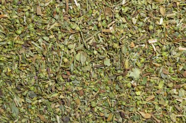 Kuru Aromatik Bitkiler ve Lezzetli Baharatlar Karışımı: Bir Aroma Bitkisi Baharatı Mutfak Tabağı. Gurme Aşçılık İçin Dokulu Arkaplan. Kurutulmuş otlar ve baharatların ahenkli kombinasyonu - Üst Manzara