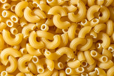 Pişmemiş Chifferi Rigati Pasta: Bir Chifferi Rigati Mutfak Tuvali, Gurme Aşçılık İçin Canlı ve Dokulu Bir Arkaplan Oluşturuyor. Kuru makarna. Raw Macaroni - Top View, Düz Yat