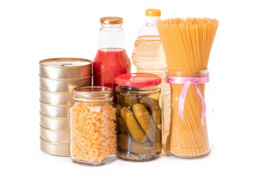 Yiyecek Rezervleri: Konserve Gıda, Spagetti, Pate, Tuna, Domates Suyu, Makarna, Balık ve Market. Kriz anında acil durum gıda deposu. Stratejik Gıda Kaynakları - İzolasyon