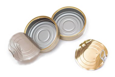 Kırık kapaklı iki boş teneke kutu beyaz arka planda izole edildi. Temiz kullanılmış alüminyum teneke kutular, izolasyon. Çözünmeyen İnorganik Atık