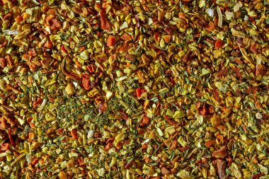 Canlı ve Renkli Sebze Baharat Karışımı: Aromatik Baharat Mutfağı Mutfağı Arkaplanlı Gurme Yemekleri. Taze bitkiler ve baharatların ahenkli kombinasyonu - Üst Görünüm