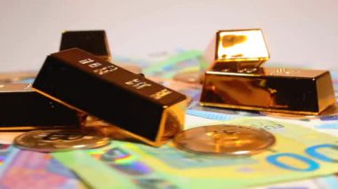 Değişik Euro Banknotları üzerinde Bitcoin bozuklukları olan Fine Gold Bar 'lar. Avrupa para birimi. Renkli Kağıt Para. Bir sürü Euro Cash. Gelir, Gelir, Kripto Para Birikim ve Zenginlik Konsepti