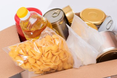 Bağış Kutusu Bedava Yemek. İçinde konserve yiyecek, mısır gevreği ve market olan bir karton kutu. Yemek rezervleri. Kriz anında acil durum gıda deposu. Ücretsiz Sosyal Yardım, Lütuf ve Bakım. Stratejik Gıda Malzemeleri