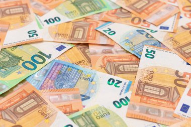 Farklı Euro Banknotları Para Arkaplanı. Euro Para Birimi. Renkli Kağıt Para. Bir sürü 50 Euro 'luk banknot. İş, Mali, Nakit ve Para Tasarruf Konsepti