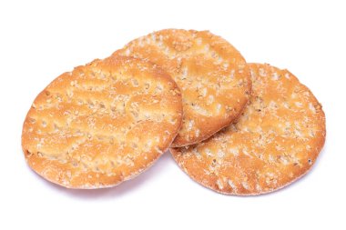 Beyaz arka planda izole edilmiş bir yığın yuvarlak tuzlu kraker. Kuru Çerezler - İzolasyon