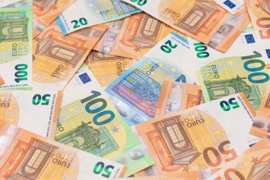 Farklı Euro Banknotları Para Arkaplanı. Euro Para Birimi. Renkli Kağıt Para. Bir sürü 50 Euro 'luk banknot. İş, Mali, Nakit ve Para Tasarruf Konsepti