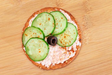 Taze salatalık, balık kreması ve zeytinli çıtır krakerli sandviç. Kolay Kahvaltı 'da. Hızlı ve sağlıklı sandviçler. Lezzetli dolgulu kızarmış ekmek. Sağlıklı Beslenme Atıştırması