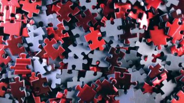 Saat Yönünde Yavaşça Dönen Renkli Bulmaca Parçalarının Arkaplanı - Üst Görünüm Tamamlanmamış Kırmızı ve Gri Yapbozun Yapbozu Düşük Anahtarlı Işık - Sağa Çevirme