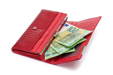 Beyaz arka planda izole edilmiş yüz Euro 'luk banknotlarla Kırmızı Deri Kadın Cüzdanı açıldı. Zenginliği, başarıyı, alışveriş ve sosyal statüyü sembolize eden Bir Cüzdan dolusu para - izolasyon