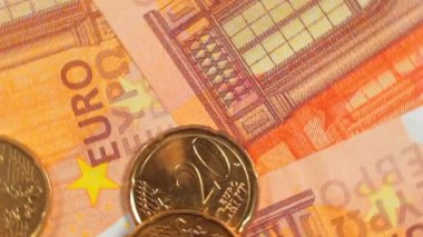50 Euro 'luk banknotlara 20 Euro Cent madeni parası - Top View, Macro. Euro Para Birimi. Turuncu Kağıt Para. Bir sürü 20 Euro 'luk banknot. İş, Finans, Nakit ve Para Tasarruf Konsepti - Rotasyon Hakkı