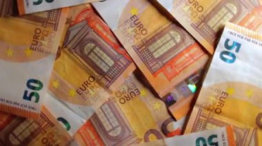 50 Euro 'luk banknotlar, Dönen Para Arkaplanı - Top View. Euro Para Birimi. Turuncu Kağıt Para. Bir sürü 50 Euro 'luk banknot. İş, Finans, Para ve Tasarruf Konsepti - Dönüşüm Sola