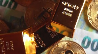 100 Euro 'luk banknotlarda Bitcoin' li Parlak Altın Çubuklar - Top View. Euro Para Birimi. Yüz Euro banknot. Başarı, Finans, Kripto Para Birimi ve Zenginlik Konsepti - Dönüşüm Hakkı