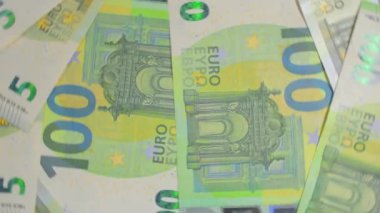 100 Avro Faturası, Dönüşümlü Para Arkaplanı - En İyi Görünüm. Euro Para Birimi. Yeşil Kağıt Para. Yüz Euro banknot. İş, Finans, Nakit ve Para Tasarruf Konsepti - Rotasyon Hakkı