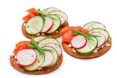 Somon, salatalık, turp, süzme peynir ve yeşil soğanlı çıtır krakerli sandviç. Kolay Kahvaltı 'da. Hızlı ve sağlıklı sandviçler. Lezzetli Çıtır Ekmek - Tecrit