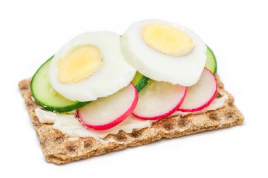 Taze salatalık, yumurta, krem peynir ve turplu tam tahıllı çıtır ekmek. Hızlı ve sağlıklı sandviçler. Lezzetli dolgulu kızarmış ekmek. Sağlıklı Beslenme Atıştırması - İzolasyon