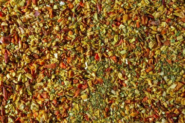 Canlı ve Renkli Sebze Baharat Karışımı: Aromatik Baharat Mutfağı Mutfağı Arkaplanlı Gurme Yemekleri. Taze bitkiler ve baharatların ahenkli kombinasyonu - Üst Görünüm