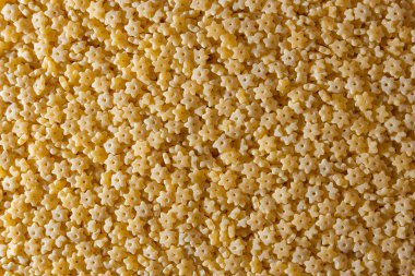 Pişmemiş Stelline Makarna: Gurme Aşçılığı İçin Canlı ve Dokulu Bir Arkaplan Oluşturan Stelline Makarna Mutfağı. Kuru makarna. Raw Macaroni - Top View, Düz Yat
