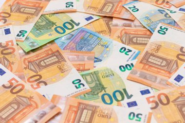Farklı Euro Banknotları Para Arkaplanı. Euro Para Birimi. Renkli Kağıt Para. Bir sürü 50 Euro 'luk banknot. İş, Mali, Nakit ve Para Tasarruf Konsepti