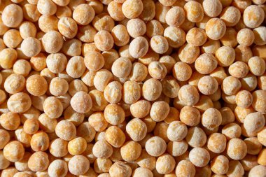 Pişmemiş Sarı Bezelye Cilalı Arka plan. Gurme Aşçılık İçin Canlı ve Dokulu Bir Arkaplan Oluşturan Kuru Bezelye Mutfağı. Dağınık Çiğ Bezelyeler. Sağlıklı Yeme Malzemeleri