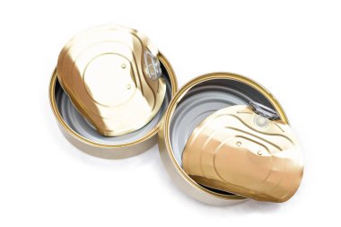 Kırık kapaklı iki boş teneke kutu beyaz arka planda izole edildi. Temiz kullanılmış alüminyum teneke kutular, izolasyon. Çözünmeyen İnorganik Atık