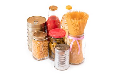 Yiyecek Rezervleri: Konserve Gıda, Spagetti, Pate, Tuna, Domates Suyu, Makarna, Balık ve Market. Kriz anında acil durum gıda deposu. Stratejik Gıda Kaynakları - İzolasyon