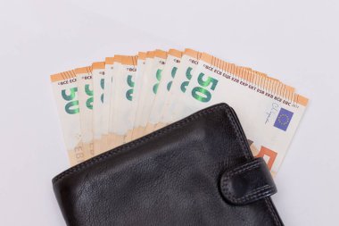 Beyaz Arkaplanda 50 Euro 'luk banknotları olan Siyah Deri Adamlar Cüzdanı. Zenginliği, başarıyı ve sosyal statüyü sembolize eden Para dolu bir çanta - izolasyon