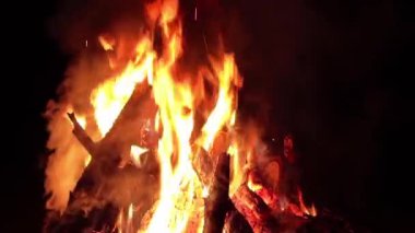 Karanlık Orman 'da Gece Ateşi Yanıyor - Yavaş Hareket. Gece vakti Alevli Kamp Ateşi. Şenlik Ateşi için yer. Ateş Çukuru, Ateş Altında Orman, Uçan Kıvılcımlar ve Duman - Statik Atış